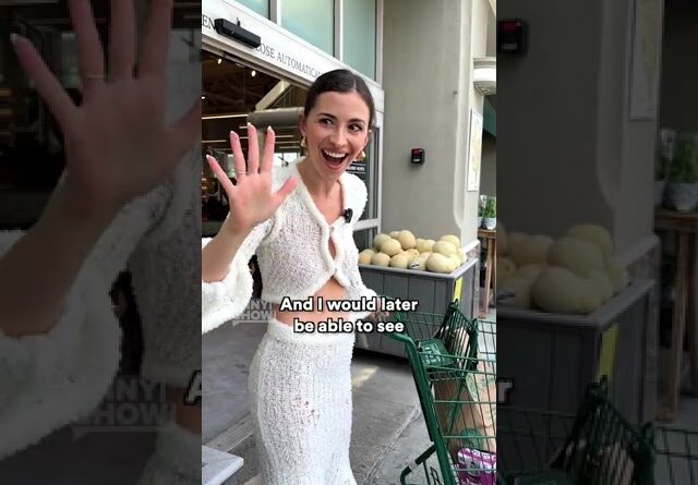 Woman pays for groceries with her PALM 👀